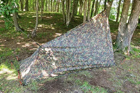Camo Tarp als Zelt aufgebaut