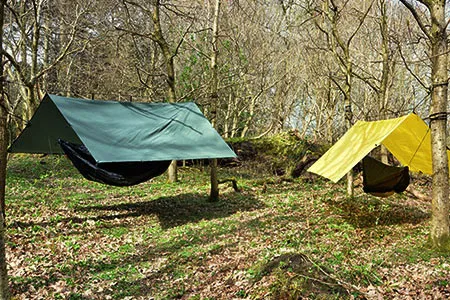 Camo Tarp als Zelt aufgebaut