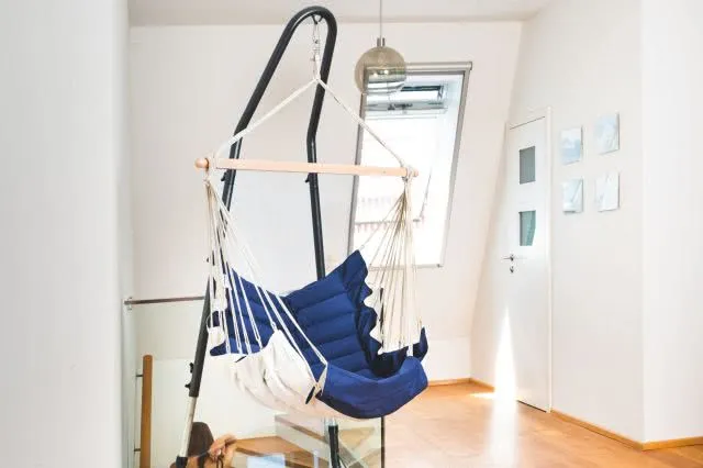 grosser blauer gefütterter Hängestuhl Fussablage eingeklappt