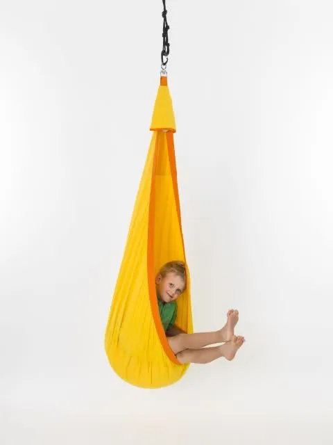Hängesessel aus Baumwolle für Kinder mit Licht und Buchfach in gelb