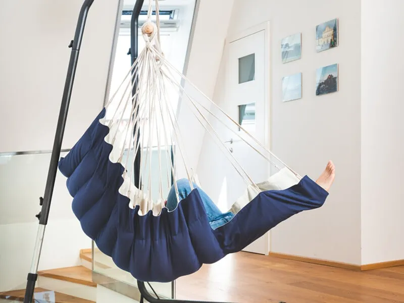 Gefütterter Hängesessel mit Fussablage blau